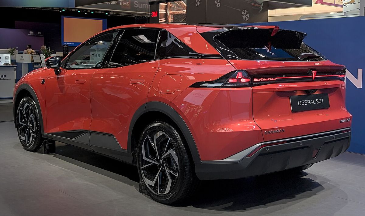 Czerwony SUV Deepal S07, hybryda plug-in marki Changan, na targach IAA 2025