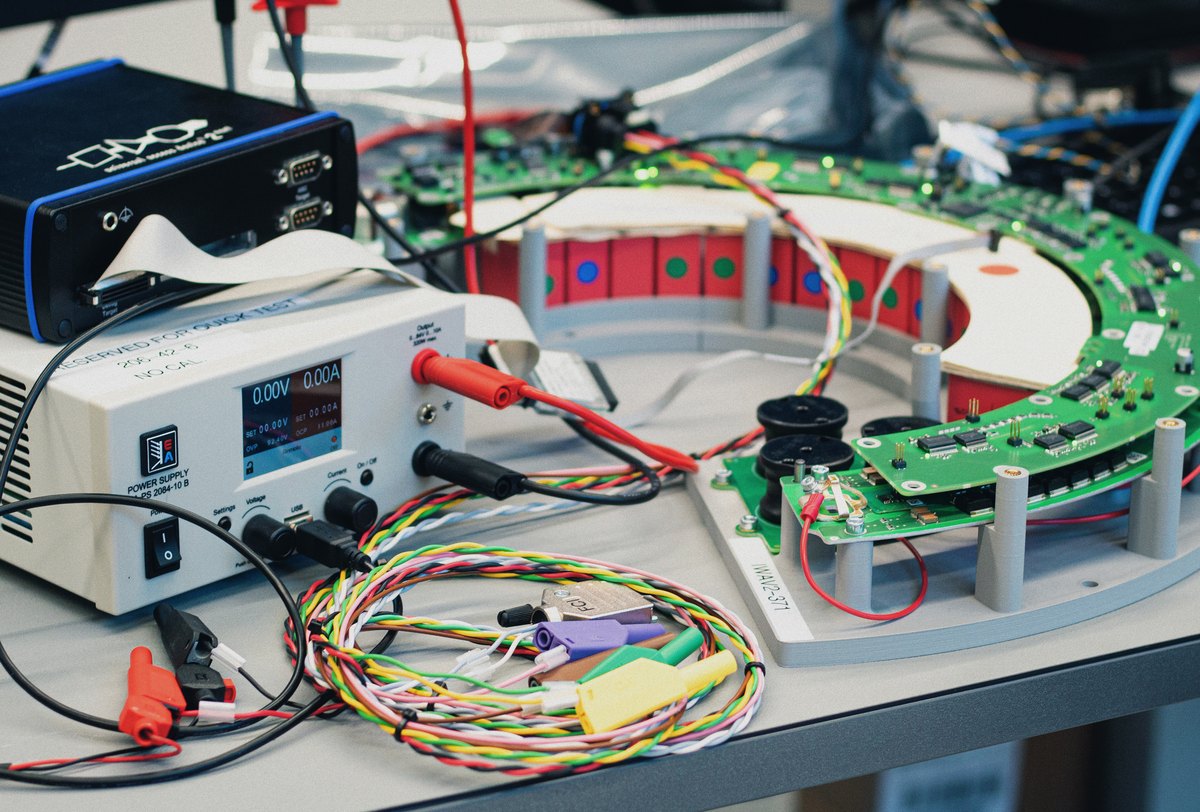 Stanowisko testowe DeepDrive z elektroniką i okablowaniem podczas walidacji