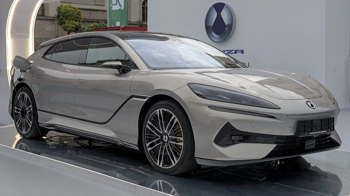 Denza Z9 GT — srebrny elektryczny GT na wystawie IAA 2025