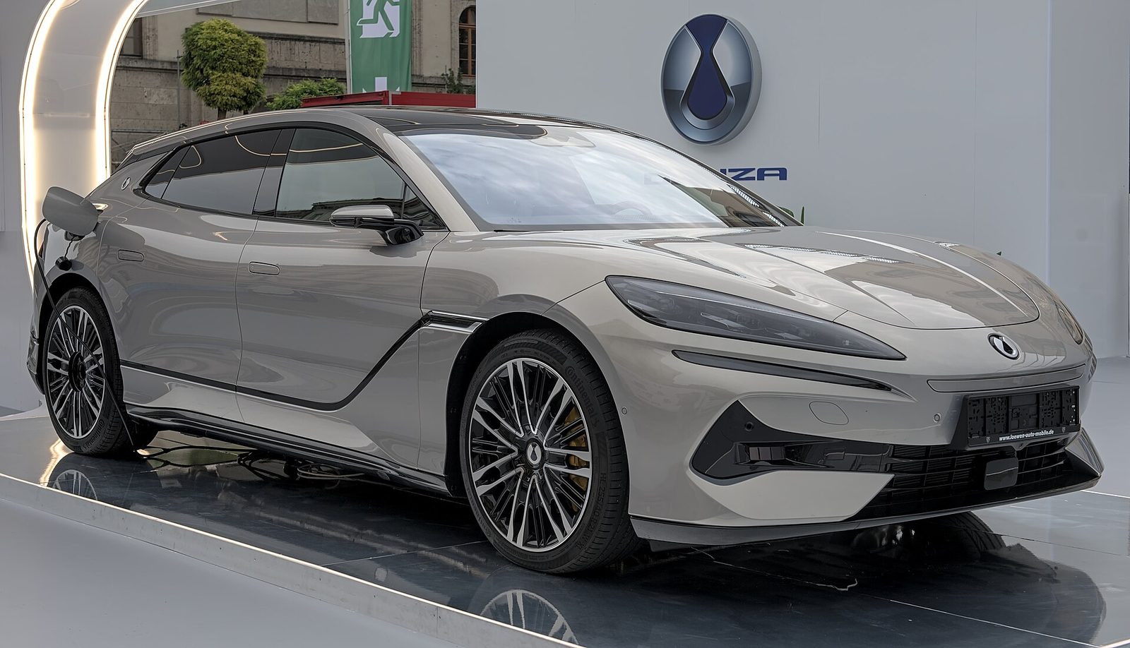 Denza Z9 GT — srebrny elektryczny GT na wystawie IAA 2025