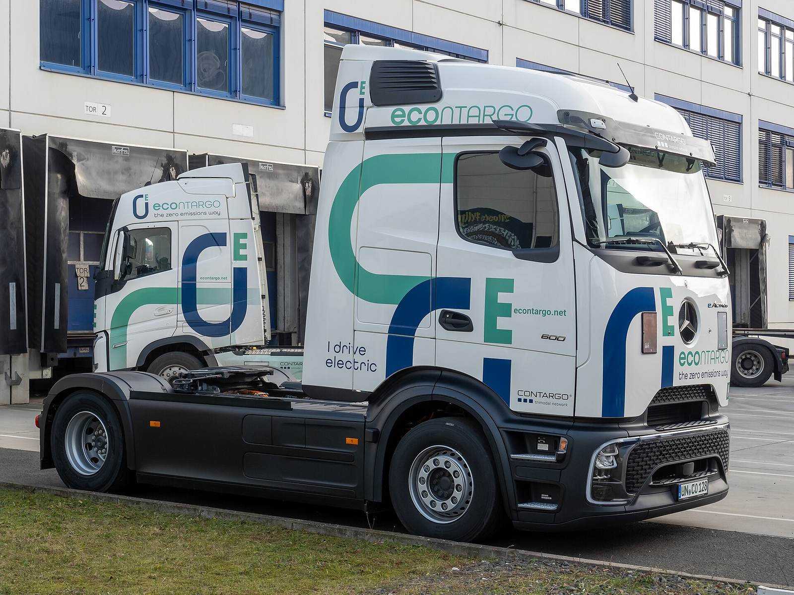 Elektryczne ciężarówki w Europie - Mercedes-Benz eActros 600 na rampie przeładunkowej