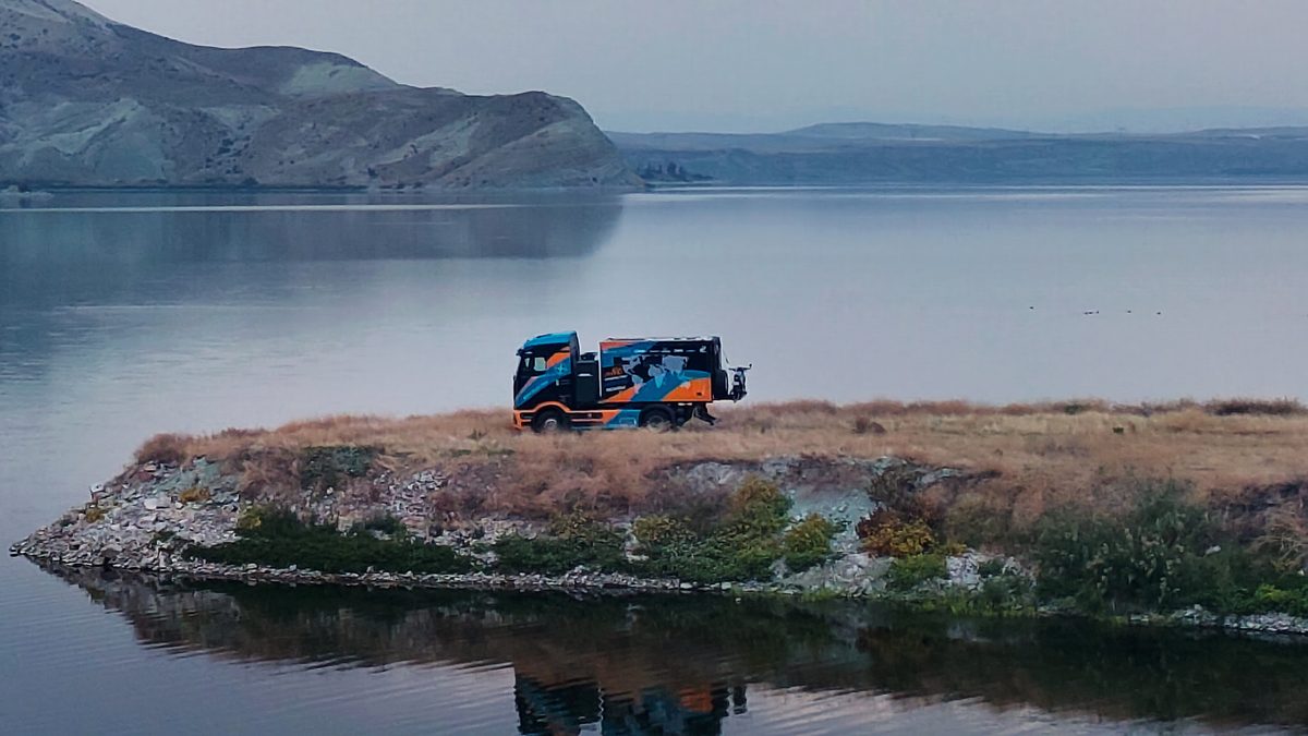 Mercedes-Benz eActros 600 z zabudową kamperową nad jeziorem w Turcji