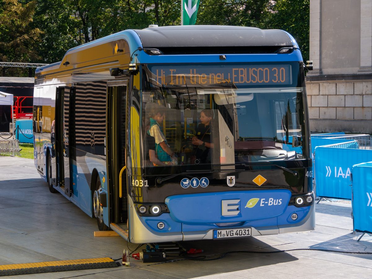 Niebieski autobus elektryczny Ebusco 3.0 na targach IAA w Monachium