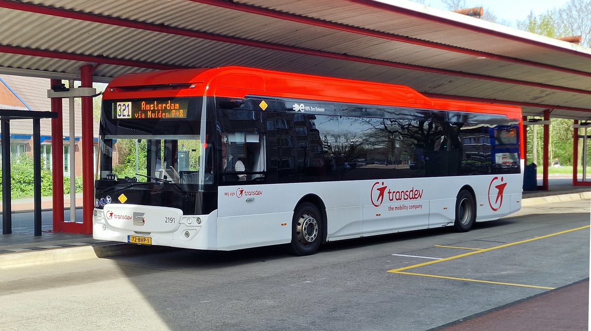 Autobus elektryczny Ebusco 3.0 LE w barwach Transdev w ruchu liniowym