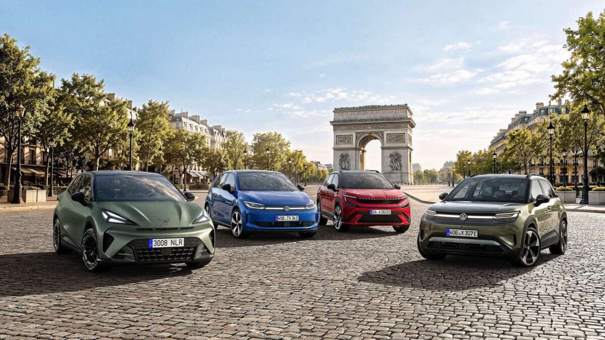 Cztery elektryki Electric Urban Car Family przed Łukiem Triumfalnym w Paryżu: CUPRA Raval, Volkswagen ID. Polo, Škoda Epiq i Volkswagen ID. Cross