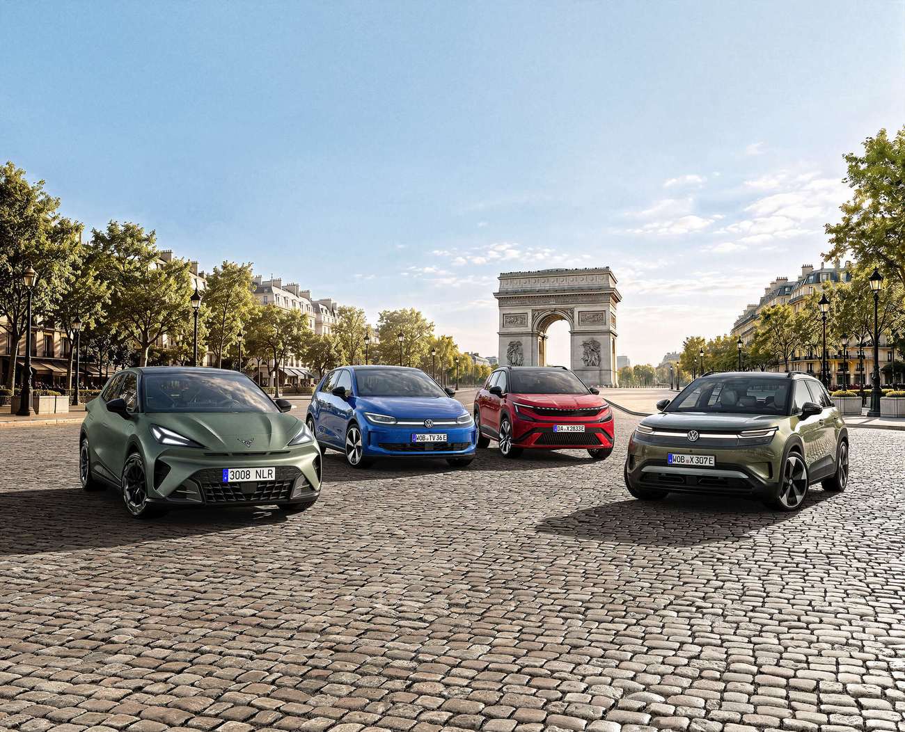 Cztery elektryki Electric Urban Car Family przed Łukiem Triumfalnym w Paryżu: CUPRA Raval, Volkswagen ID. Polo, Škoda Epiq i Volkswagen ID. Cross