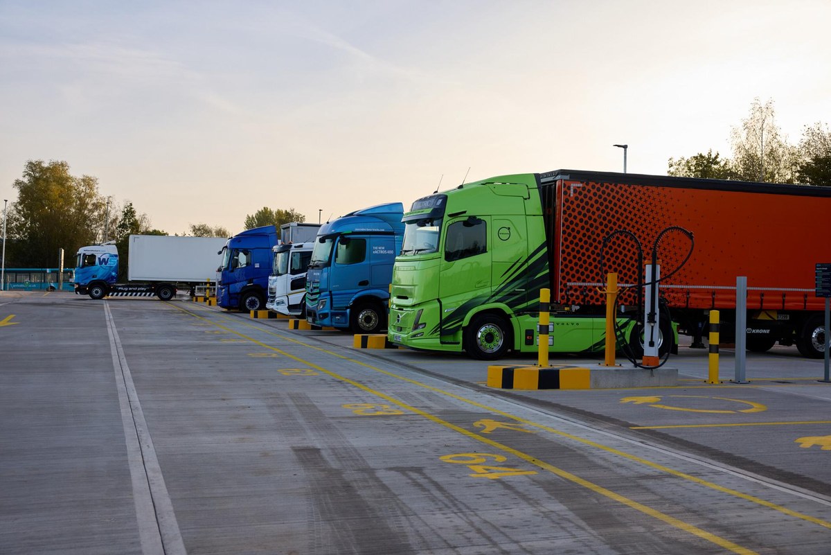 Elektryczne ciągniki Volvo, MAN i Renault zaparkowane przy ładowarkach w hubie Electroway
