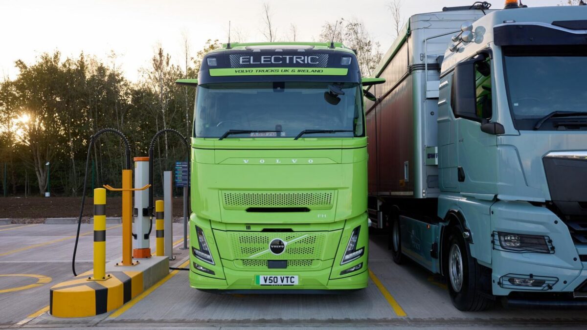 Hub ładowania e-ciężarówek Electroway — Volvo FH Electric przy stanowisku Kempower na Magna Park