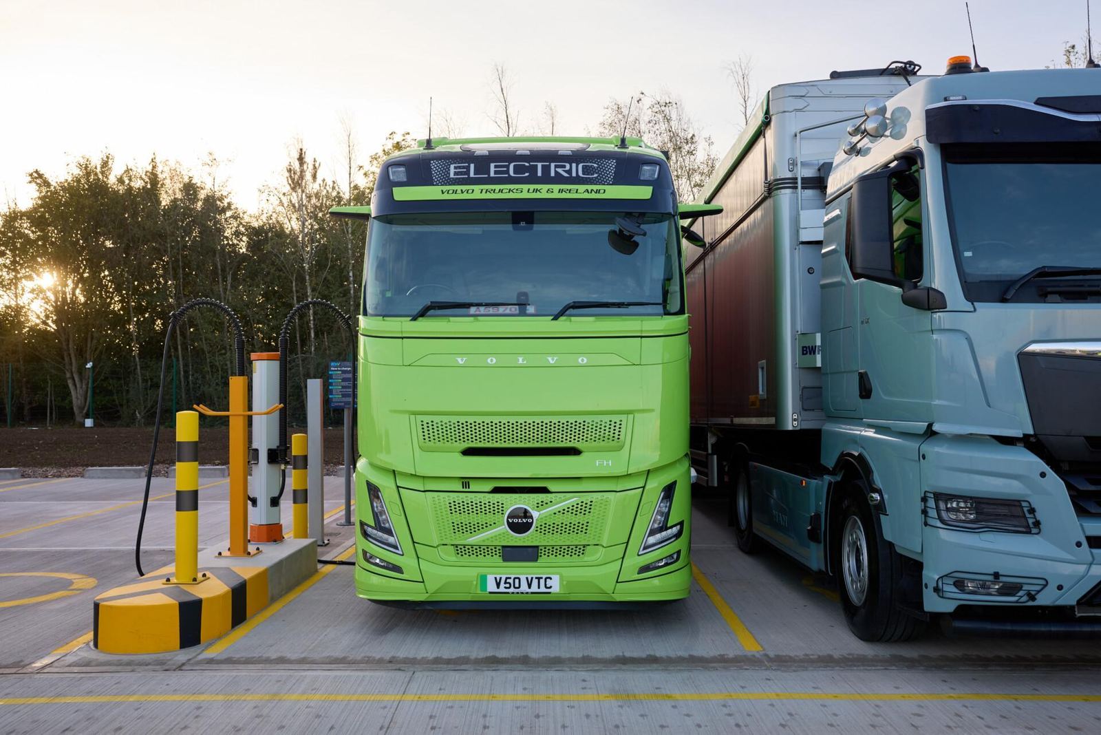 Hub ładowania e-ciężarówek Electroway — Volvo FH Electric przy stanowisku Kempower na Magna Park