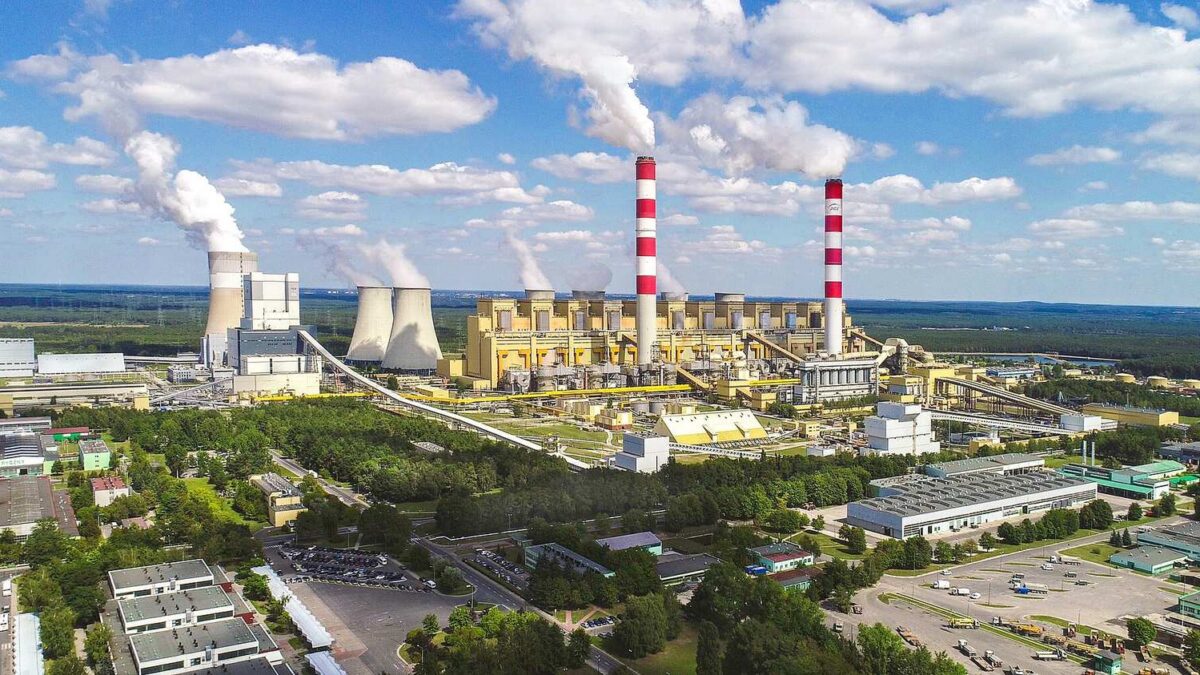 Chłodnie i bloki Elektrowni Bełchatów, największej elektrowni na węgiel brunatny w Polsce