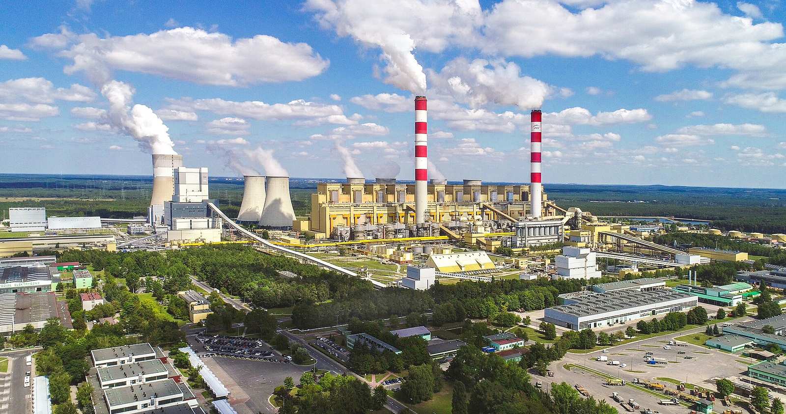Chłodnie i bloki Elektrowni Bełchatów, największej elektrowni na węgiel brunatny w Polsce