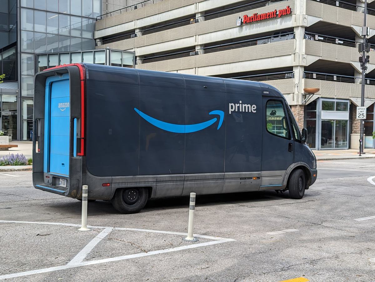 Elektryczny van dostawczy Rivian EDV 700 w barwach Amazon Prime na ulicy w Omaha