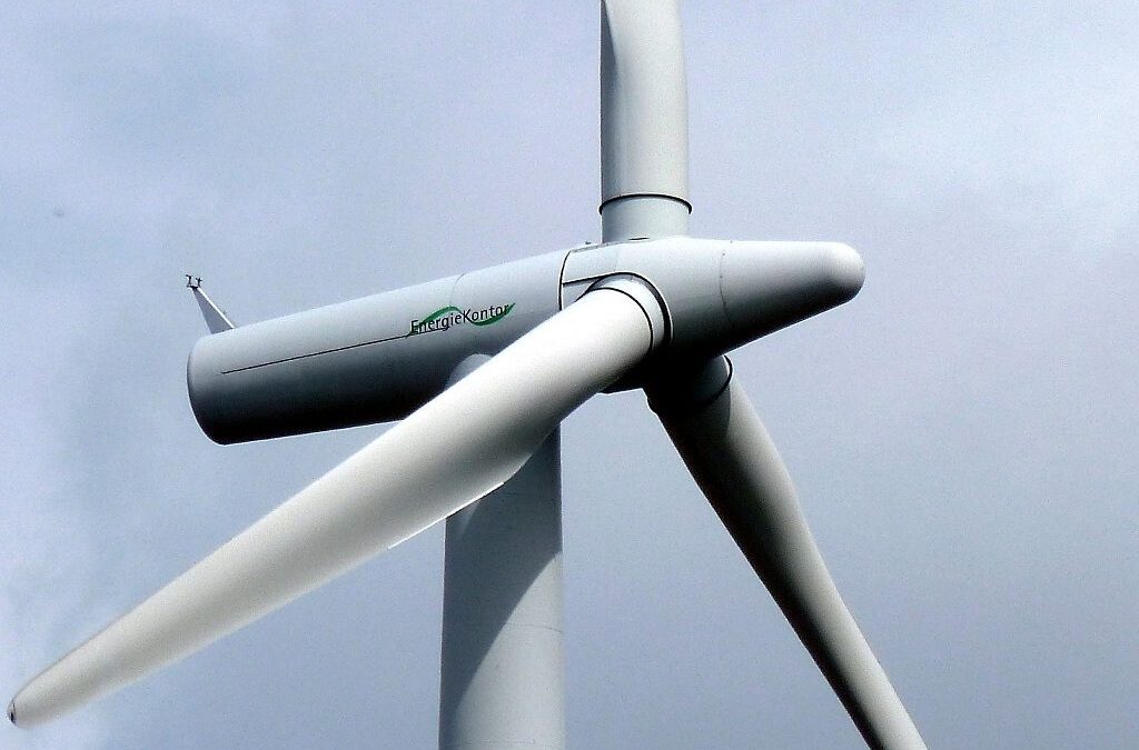 Turbina wiatrowa Energiekontor na wzgórzu w Hesji w Niemczech