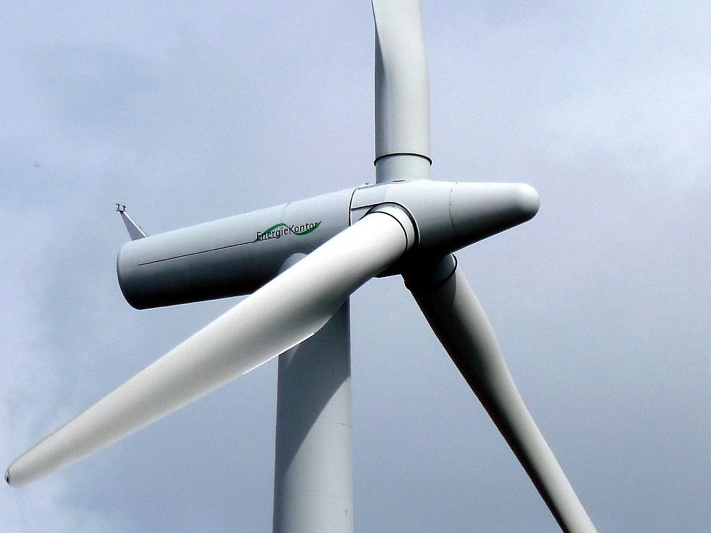 Turbina wiatrowa Energiekontor na wzgórzu w Hesji w Niemczech