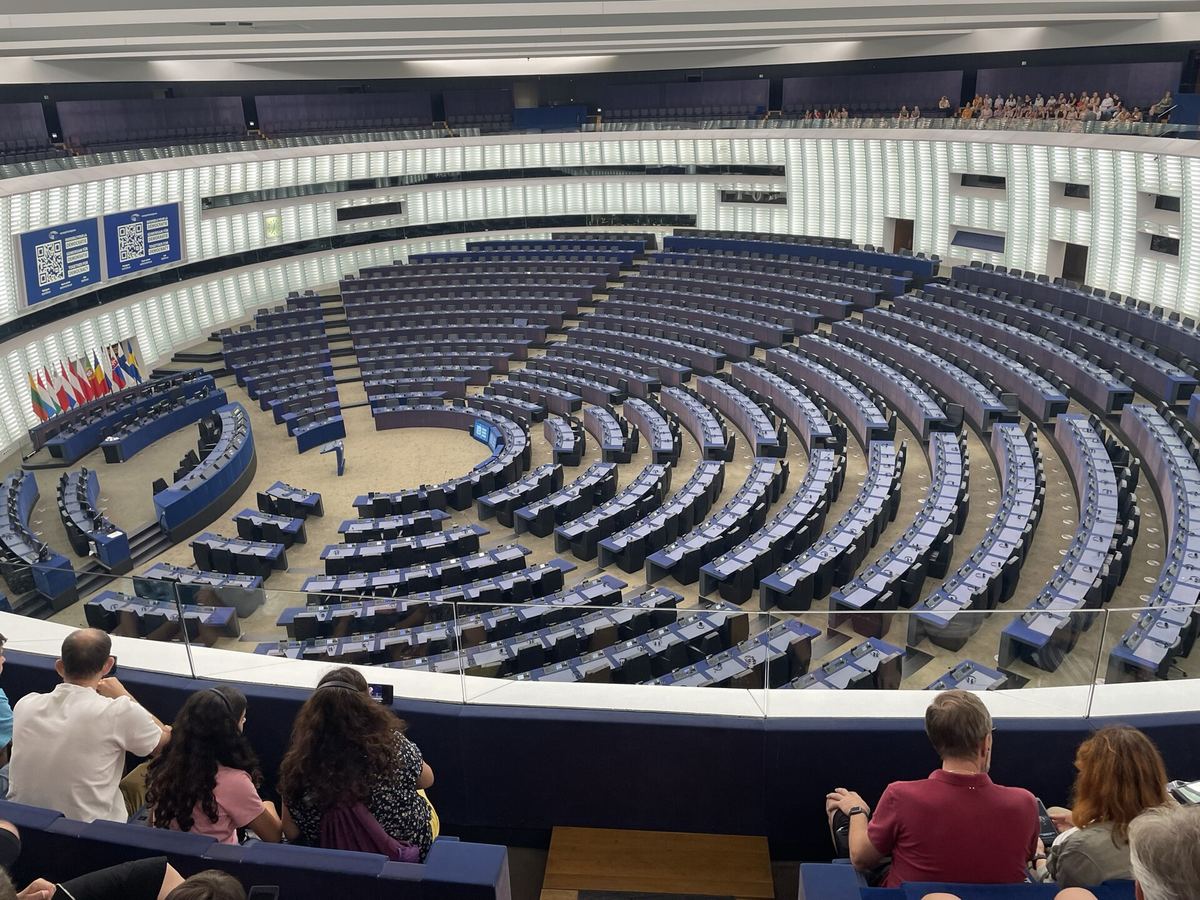 Puste fotele i pulpity w sali obrad Parlamentu Europejskiego w Strasburgu