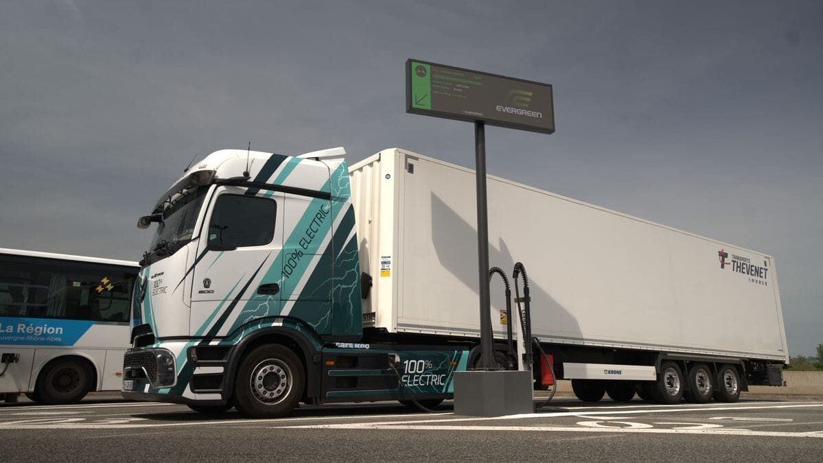 Ciężarówka elektryczna na stacji Evergreen w Lapalisse — ładowanie ciężarówek we Francji