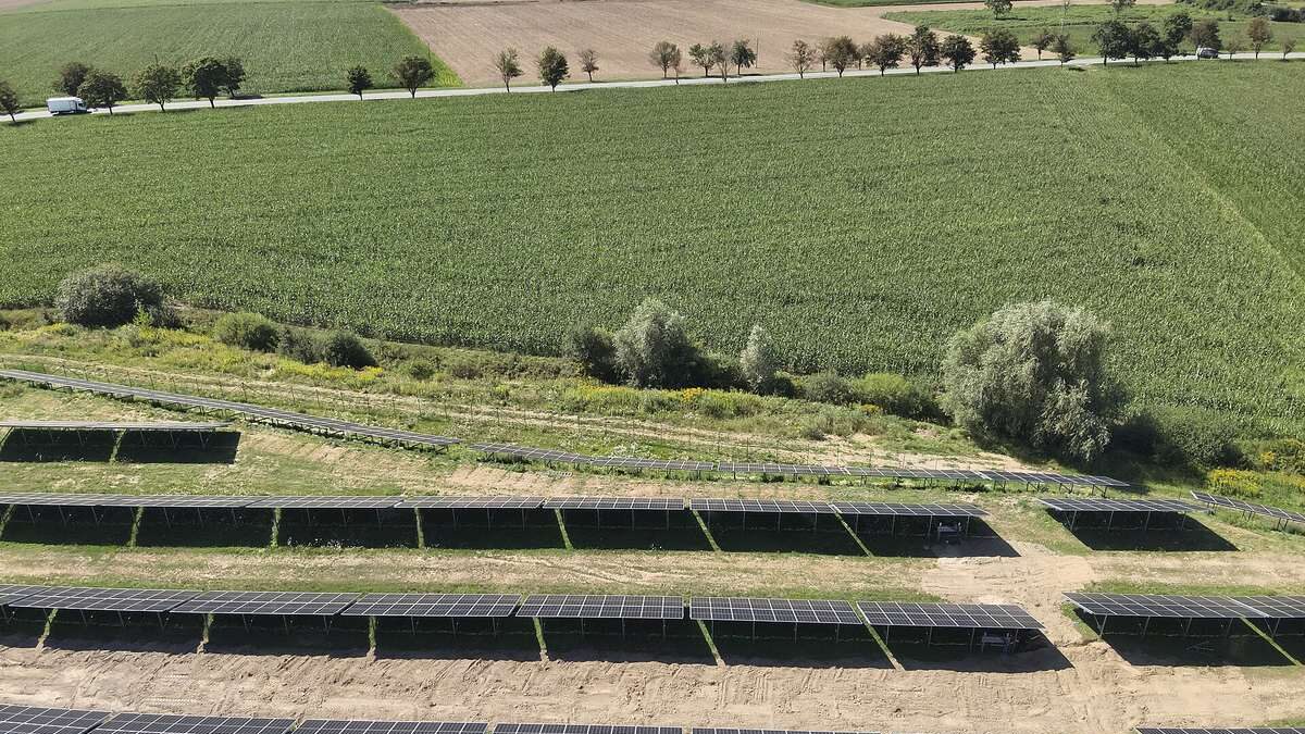 Naziemna farma fotowoltaiczna w Polsce z lotu ptaka, rzędy paneli i pola