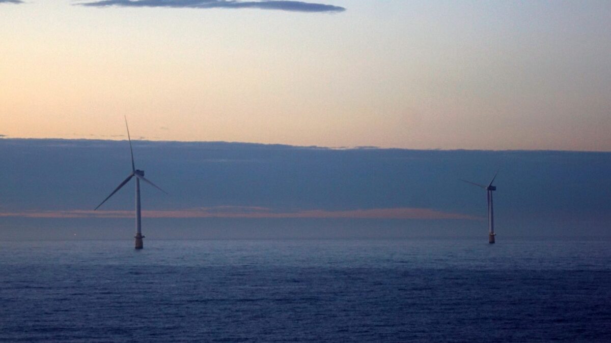 Pływające farmy wiatrowe — turbiny Hywind u wybrzeży Peterhead w Szkocji