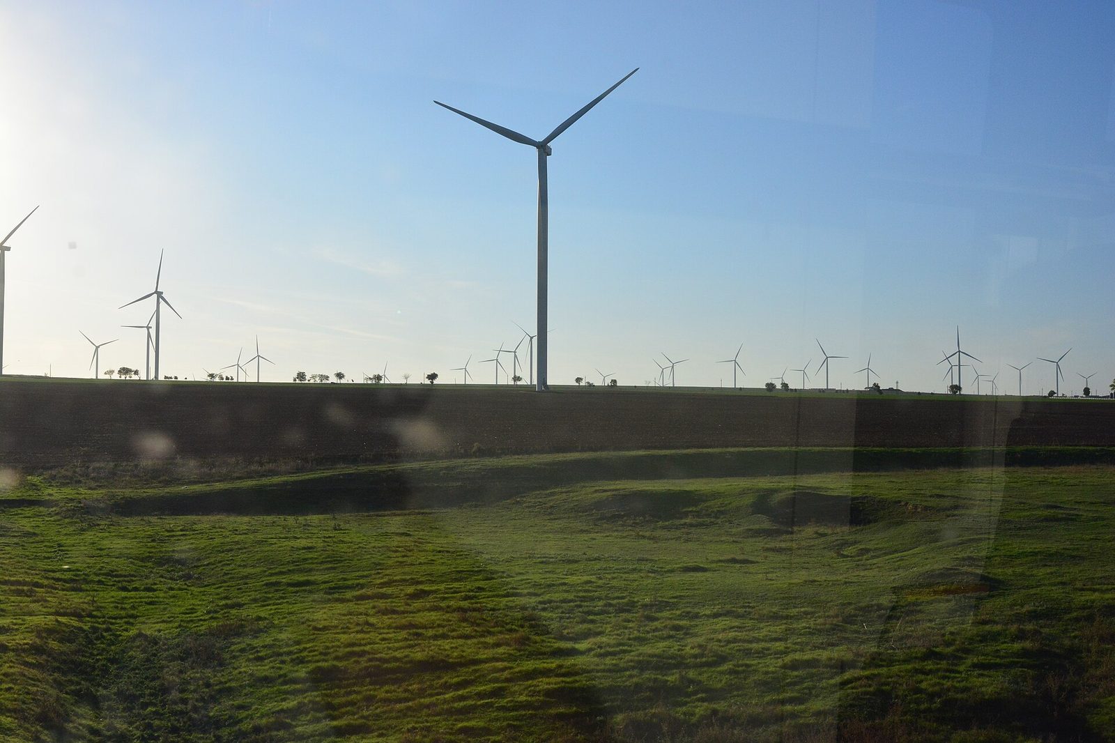 Turbiny wiatrowe lądowej farmy wiatrowej w Rumunii