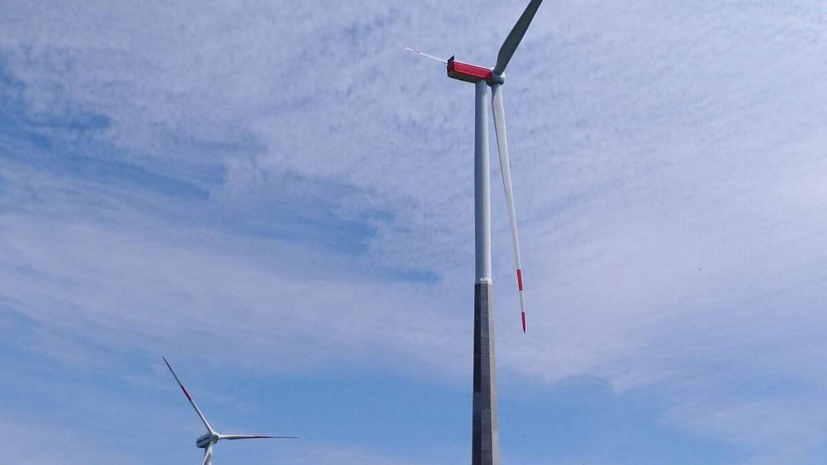 Turbina wiatrowa Nordex N149 w parku wiatrowym w Meerhof w Niemczech