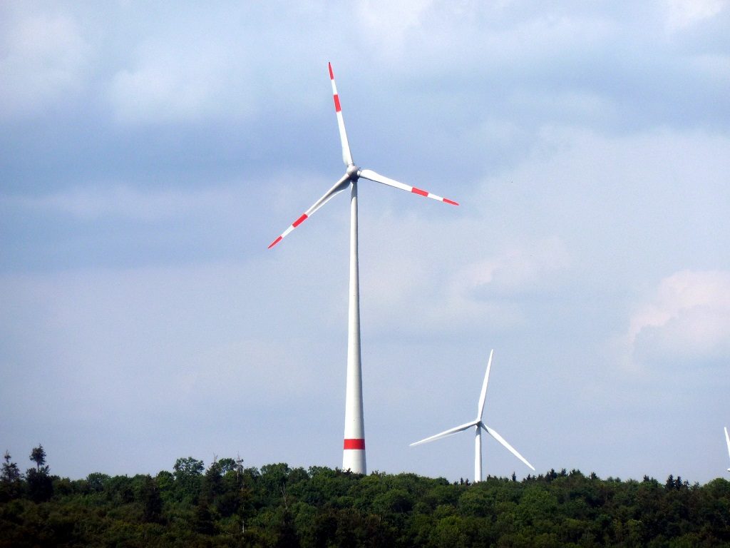 Turbina wiatrowa typu Enercon w farmie wiatrowej na wzgórzu w Hesji