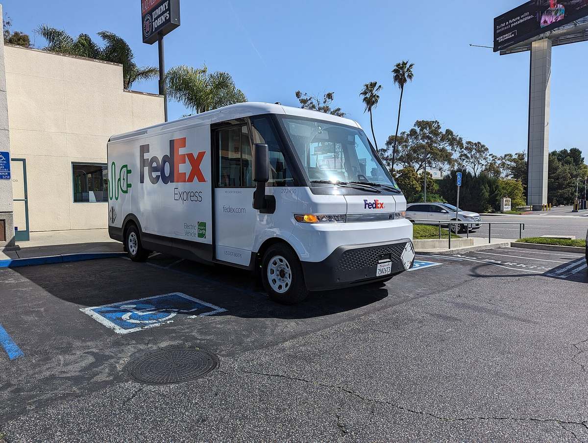Elektryczny samochód dostawczy FedEx BrightDrop Zevo 600 na parkingu