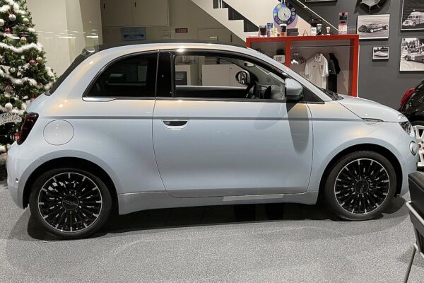 Fiat 500e – widok z boku