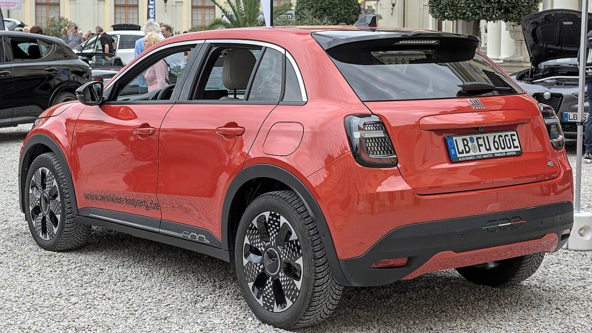 Fiat 600e – widok z boku
