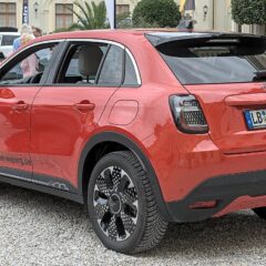 Fiat 600e Icon (2023) – widok z boku