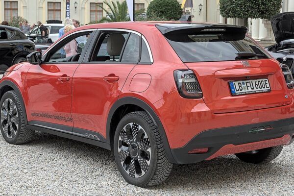 Fiat 600e – widok z boku
