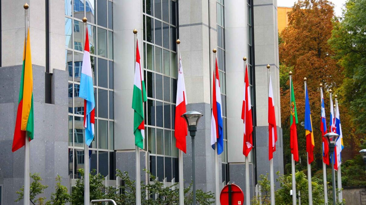 Flagi państw Unii Europejskiej przed Parlamentem Europejskim — normy CO2 2035