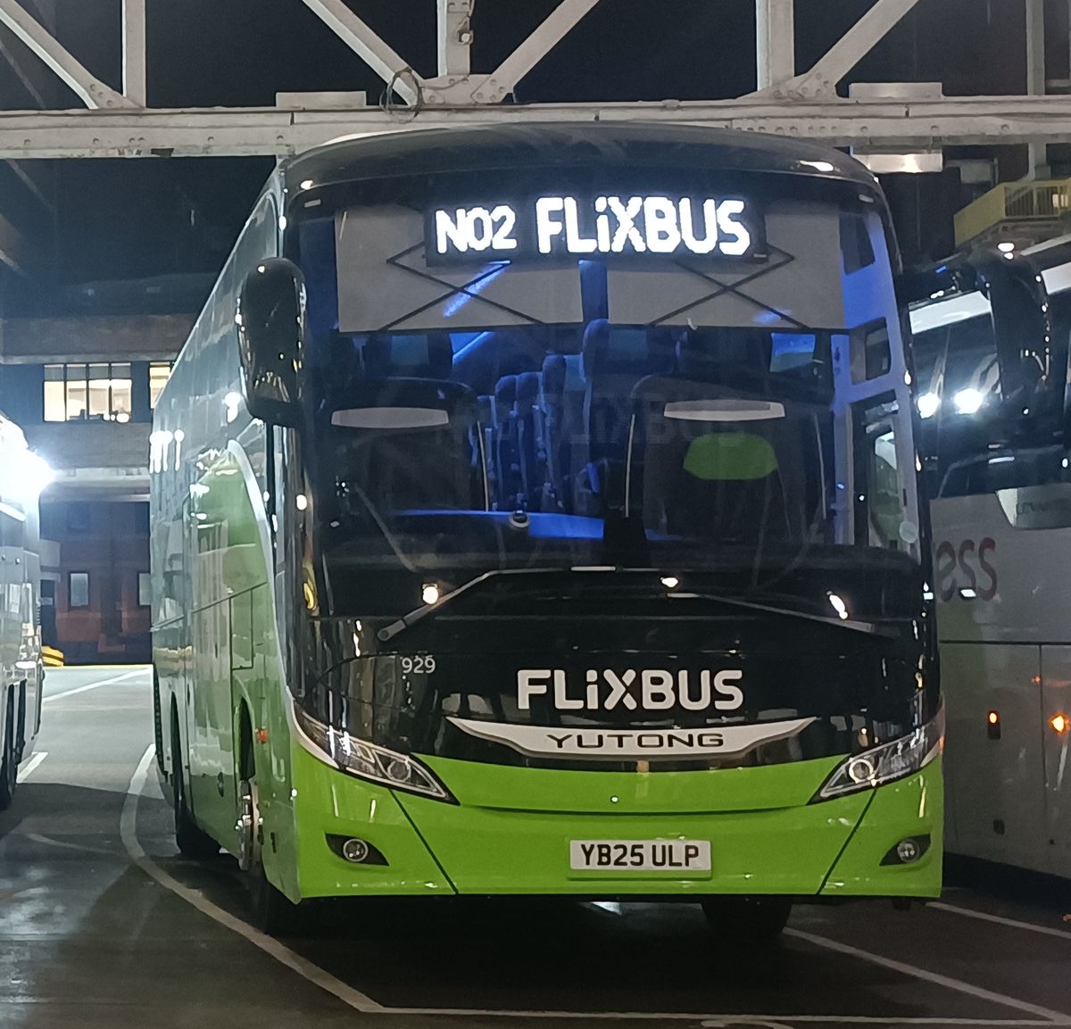Zielony autokar Yutong GT12 w barwach FlixBus z napisem FlixBus na przedzie