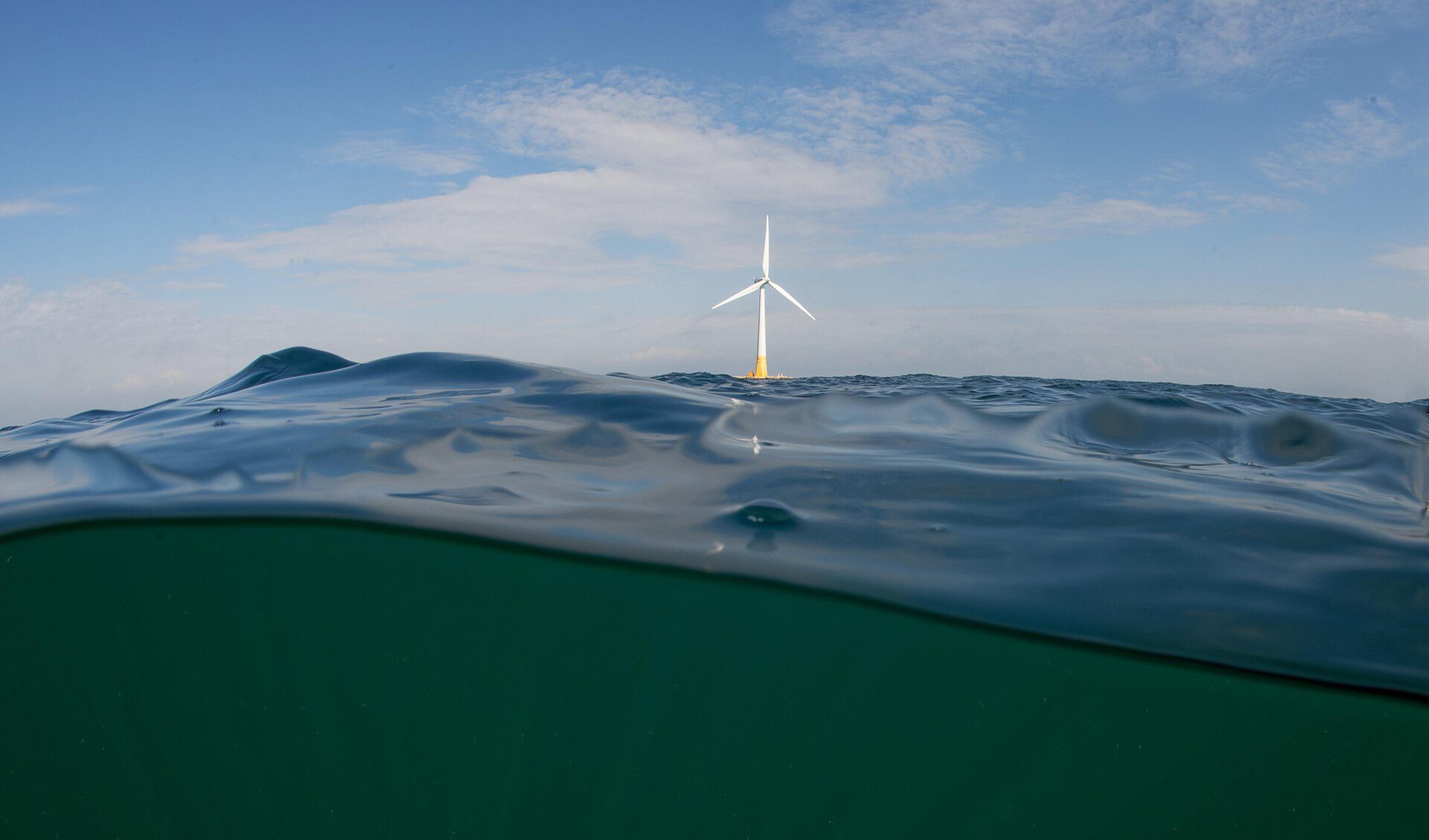 Pływająca turbina wiatrowa Floatgen na betonowej platformie Damping Pool firmy BW Ideol