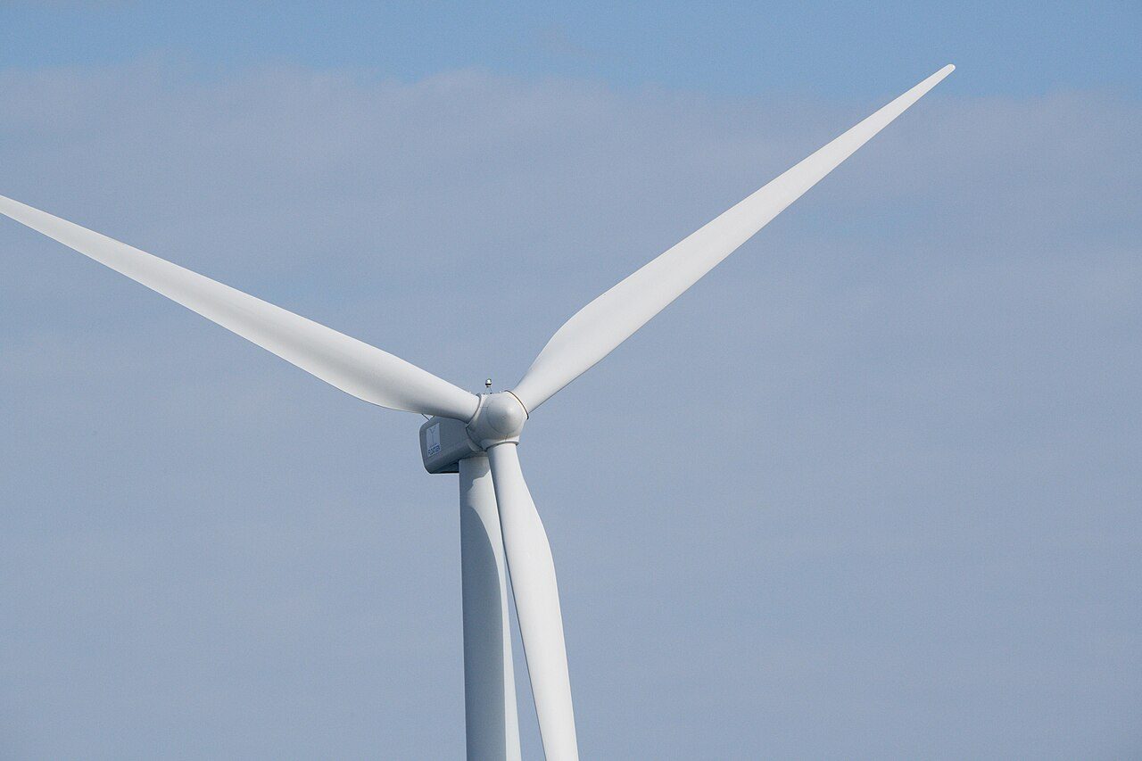 Turbina pływająca z betonową podstawą widziana z boku na morzu