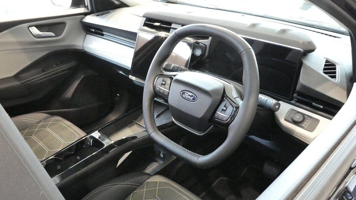 Ford Puma Gen-E Black Edition (2024) – wnętrze