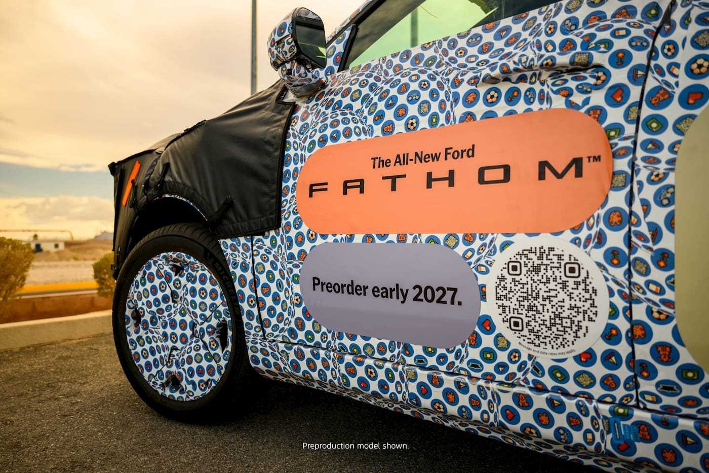 Ford Fathom w okleinie kamuflażowej z informacją o zamówieniach w 2027 roku