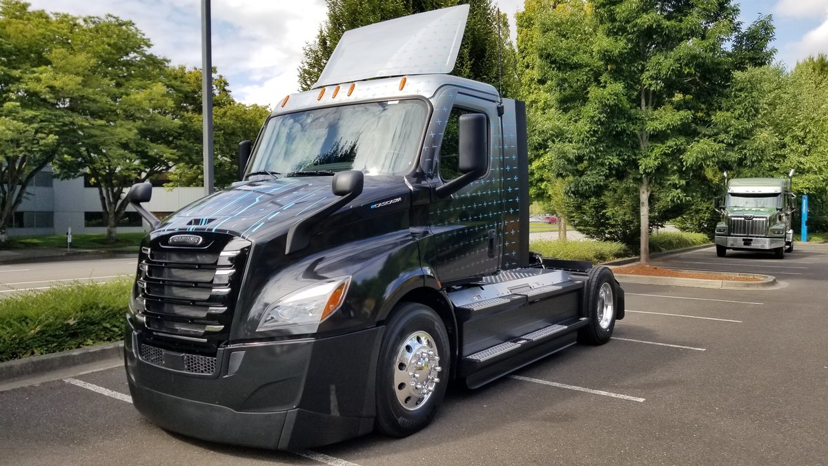 Elektryczna ciężarówka Freightliner eCascadia 4x2 w barwach firmy kurierskiej