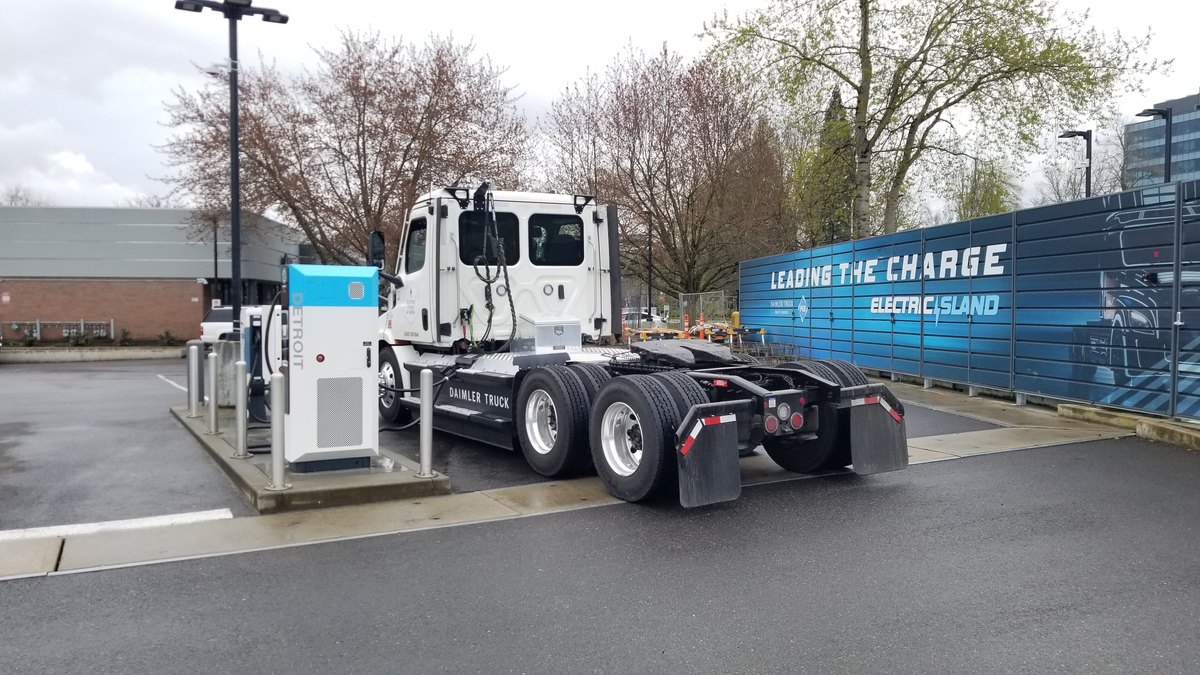Elektryczna ciężarówka Freightliner eCascadia podłączona do stacji ładowania