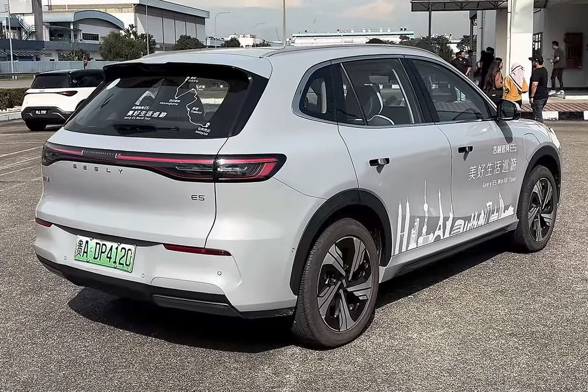 Geely Galaxy E5 widziany z przodu na chińskich tablicach rejestracyjnych