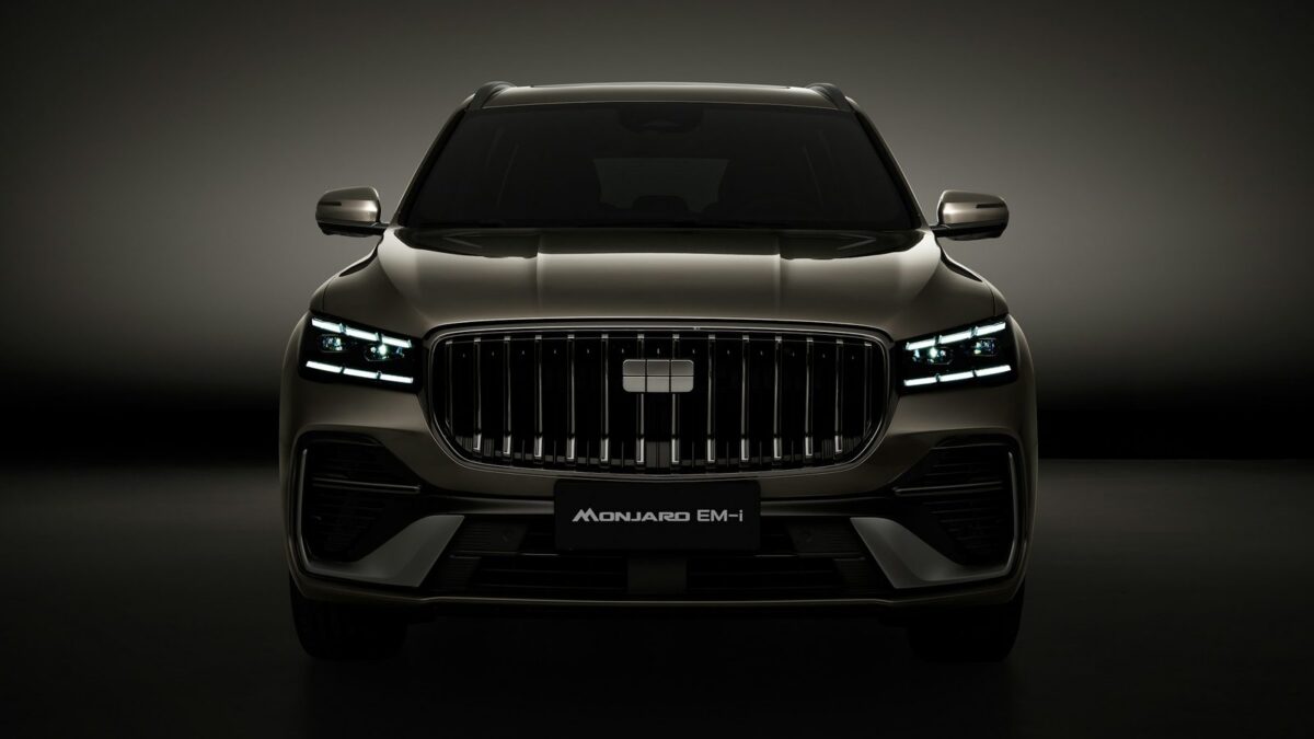 Geely Monjaro EM-i, duży SUV plug-in hybrid, widok z przodu na ciemnym tle