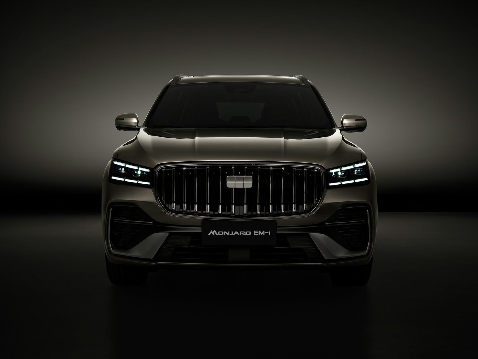 Geely Monjaro EM-i, duży SUV plug-in hybrid, widok z przodu na ciemnym tle