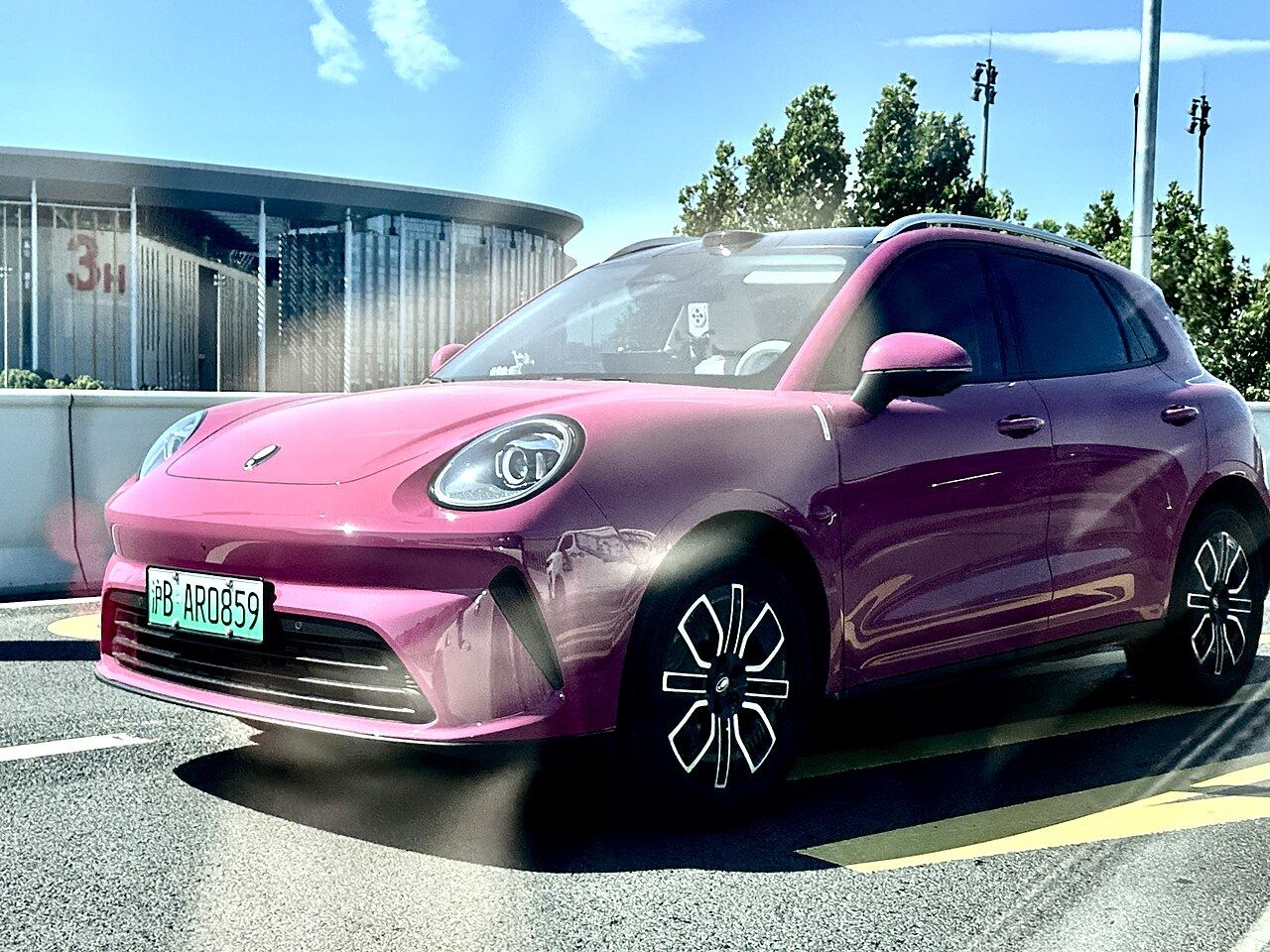 Różowy GWM Ora 5 na parkingu, ujęcie z przodu