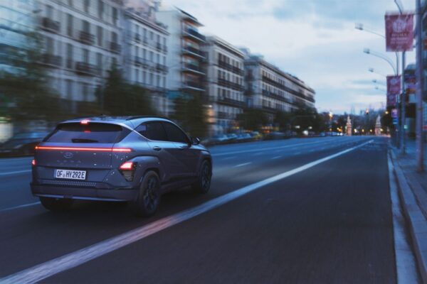 Hyundai Kona Electric (2023) – widok z tyłu
