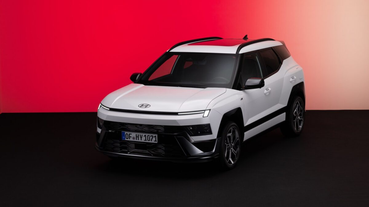 Hyundai BAYON nowej generacji w białym lakierze podczas światowej premiery na salonie w Paryżu