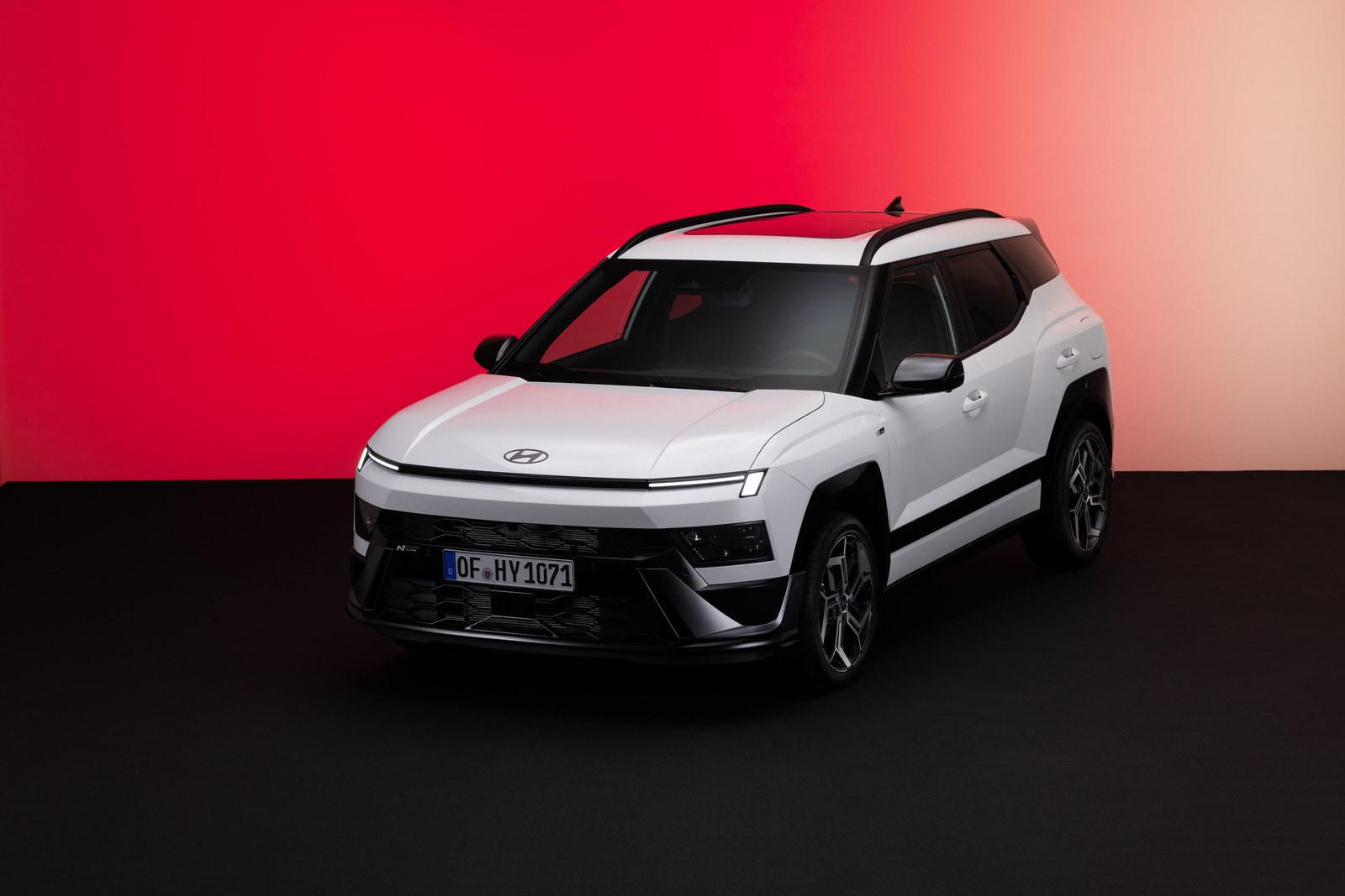 Hyundai BAYON nowej generacji w białym lakierze podczas światowej premiery na salonie w Paryżu