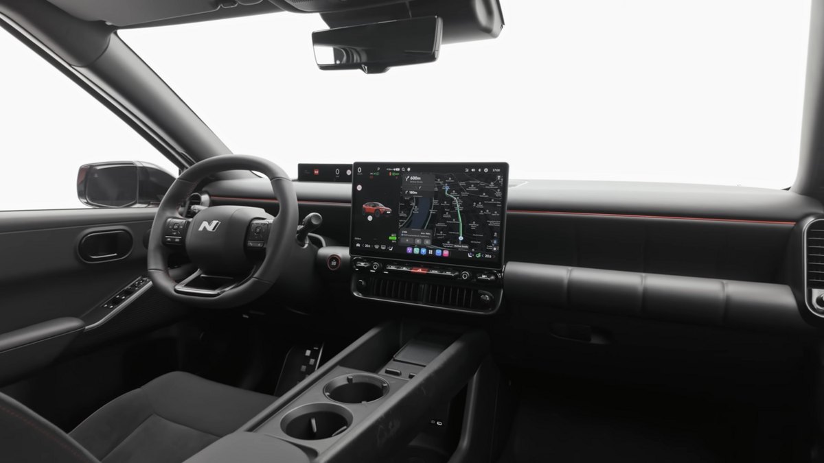 Wnętrze Hyundaia IONIQ 3 z ekranami i kierownicą