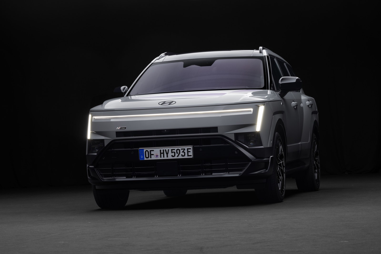 Hyundai TUCSON N Line nowej generacji, widok z przodu na ciemnym tle