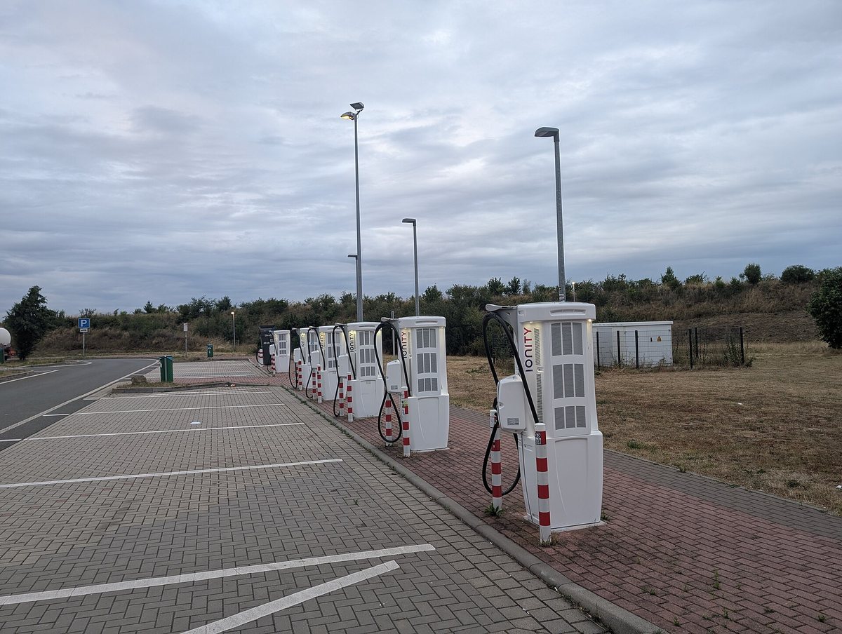 Stacja szybkiego ładowania Ionity na parkingu przyautostradowym w Niemczech