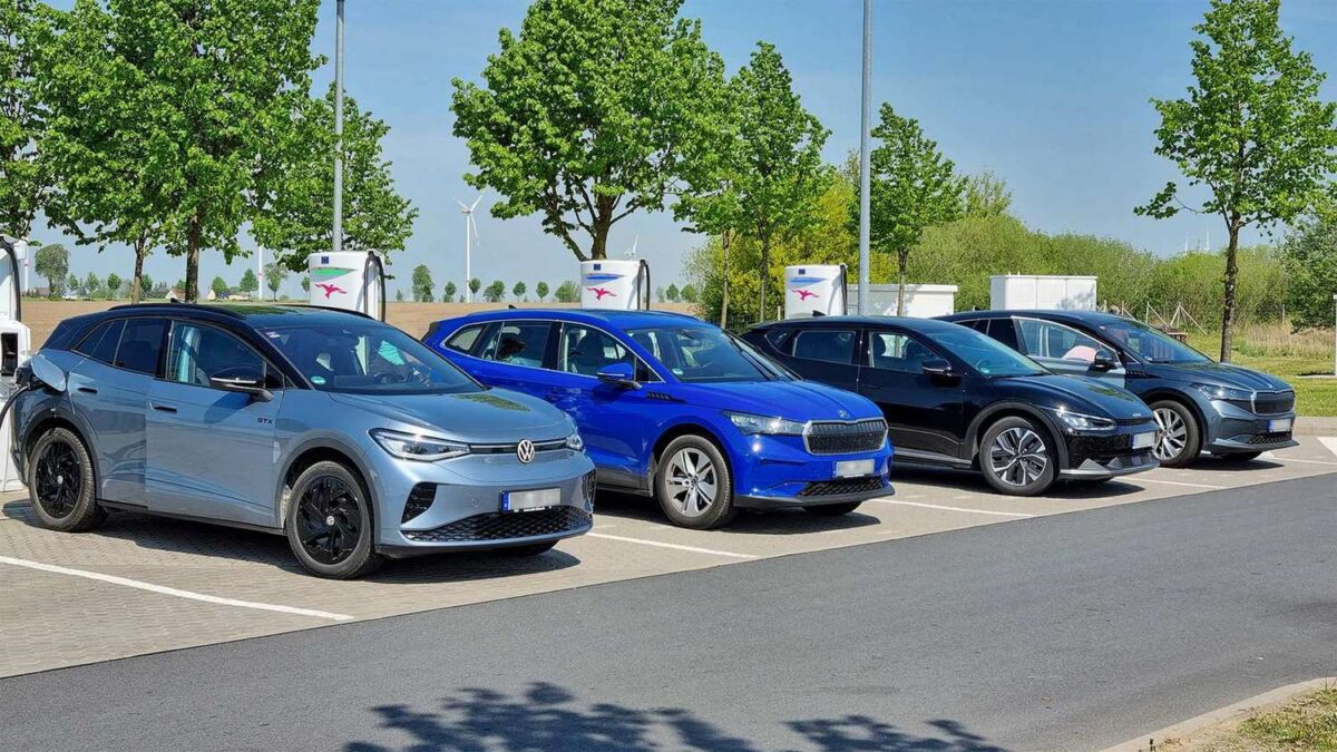 Samochody elektryczne na stacji szybkiego ładowania Ionity
