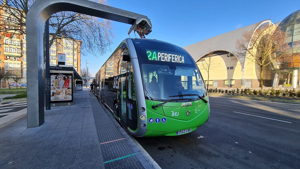 Dwunastometrowy autobus Irizar ie tram w zielonym malowaniu BEi na przystanku